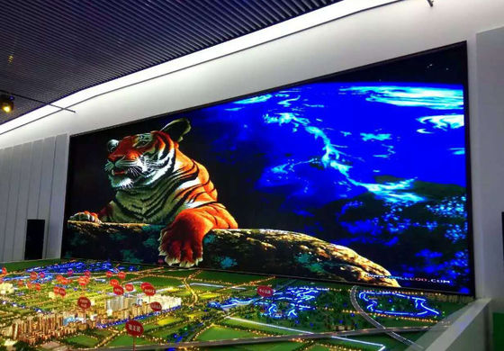 หน้าจอ LED สีในร่ม P2.5 HD 320*160 มม. 1R1G1B อัตรารีเฟรชสูง