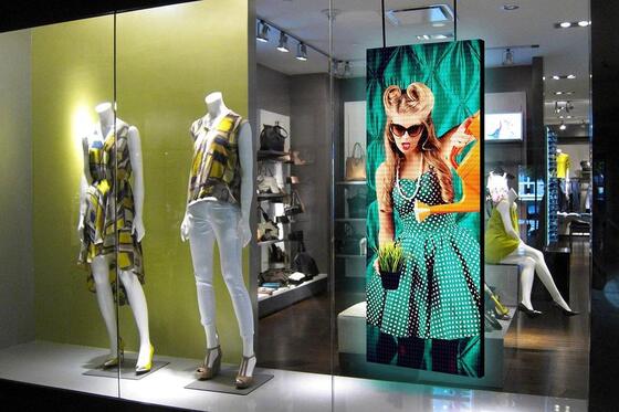 LED Window Display Screens Indoor Full Color P3.91 ดินคอนเสิร์ต สีสันดี LED Wall