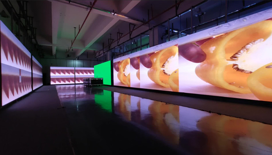 300W P8 P10 ผนังวิดีโอ LED กลางแจ้งจอแสดงผลสีเต็มรูปแบบเหล็กกันน้ำ 7000cd / M²