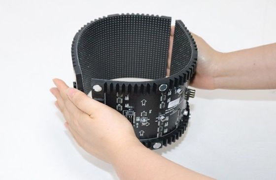 ผนังจอ LED คอลัมน์ยืดหยุ่นที่มี ROHS สําหรับการโฆษณาร้านค้าปลีกจากจีน