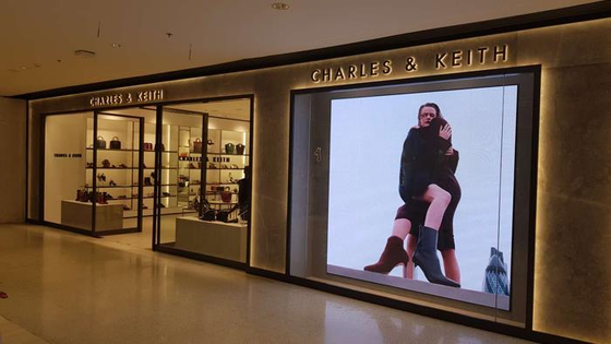 LED Window Display Screens Indoor Full Color P3.91 ดินคอนเสิร์ต สีสันดี LED Wall
