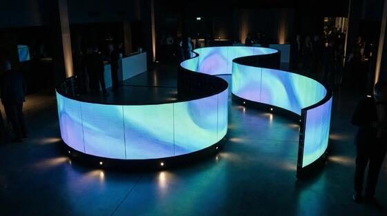 P1.538 จอ LED วิดีโอโค้ง RGB สีเต็มรูปแบบสำหรับใช้ภายในอาคาร 3840Hz