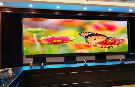 ในร่ม SMD Fine Pitch พิกเซลขนาดเล็กจอแสดงผล LED 600nits 1000cd / M2 สำหรับการออกอากาศ