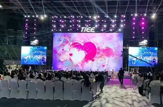 P2.976 P3.91 P4.81 หน้าจอฉากหลัง LED รีเฟรชสูงปรับความสว่างได้